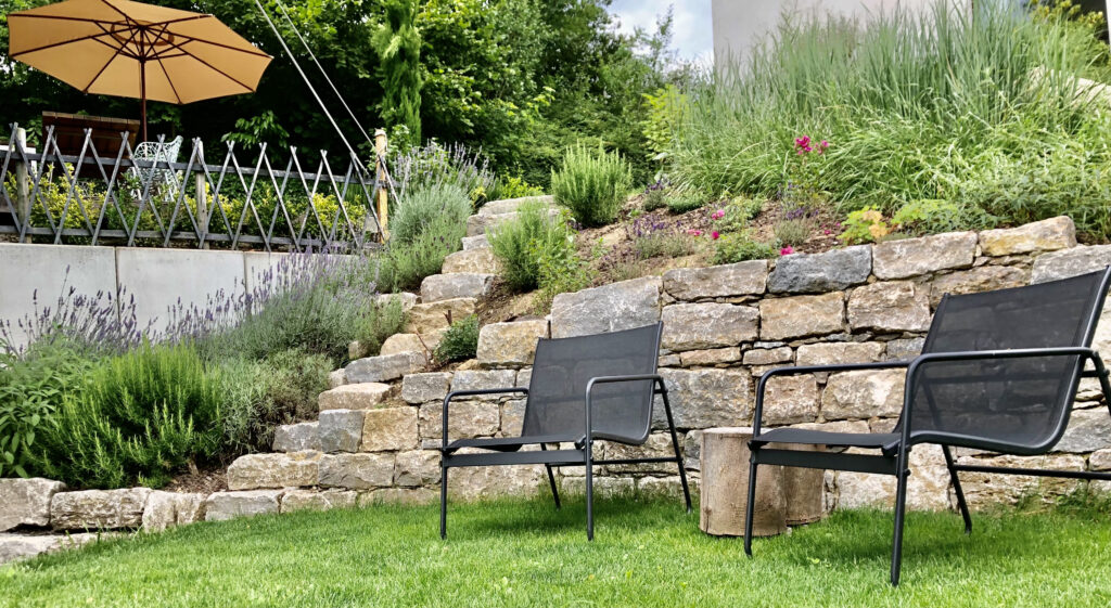 Blick auf die Steinmauer im Garten der Ferienwohnung Betz-Bodensee